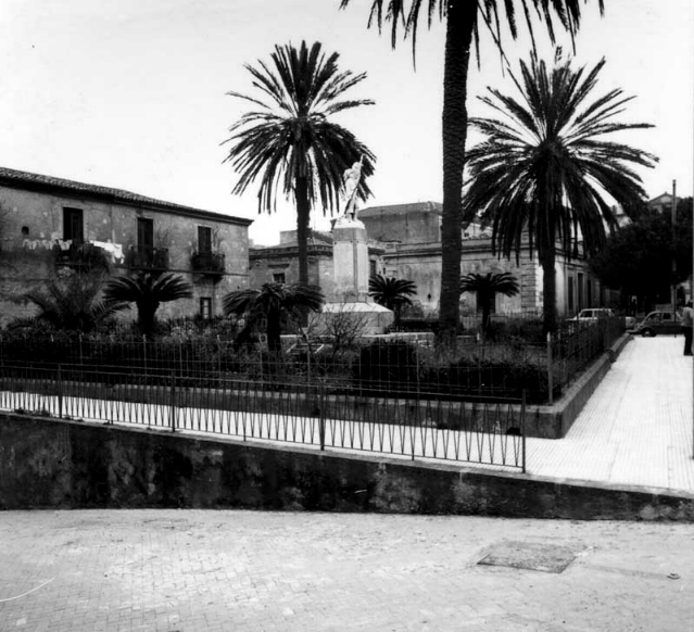 Gioiosa Marea (Sicilia - Messina) - Piazza monumento